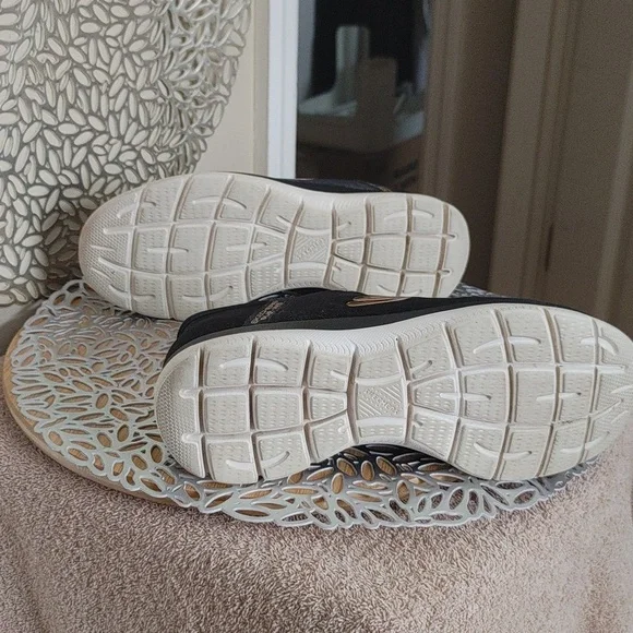 Skechers Womsn Black Athletic Shoes - Picture 8 of 8